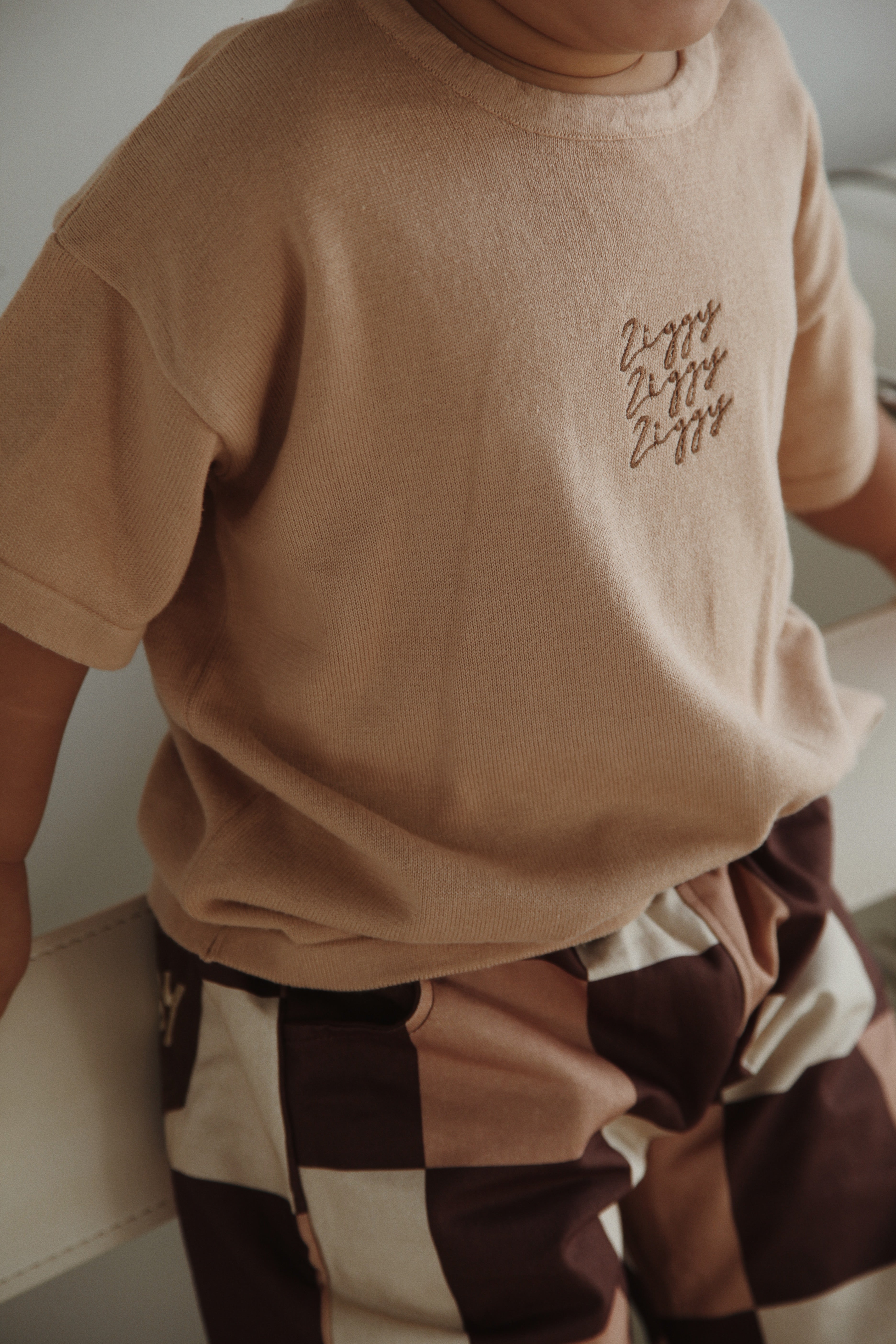 SIGNATURE TEE | PECAN (KIDS)