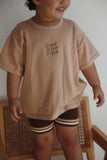 SIGNATURE TEE | PECAN (KIDS)